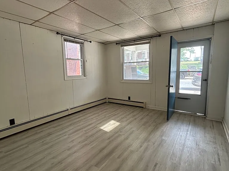 533 W Broadway — Photo 2