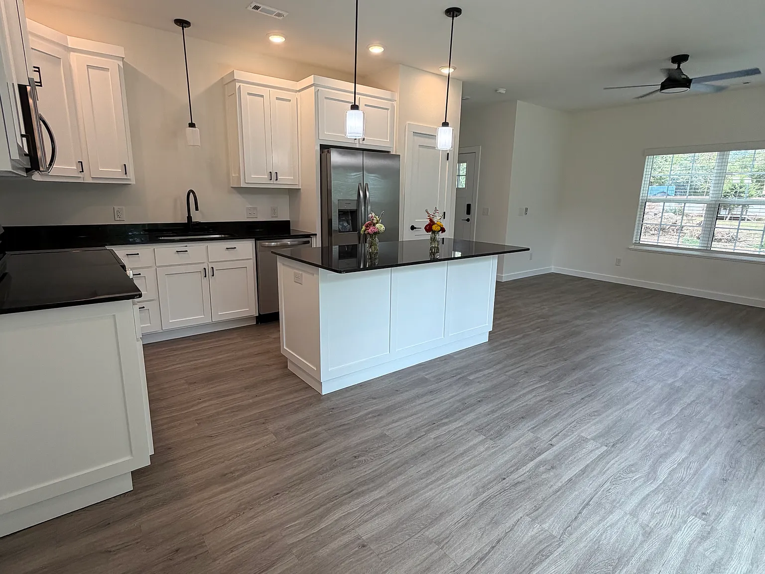 3 bed, 2.5 bath, 1391 sqft, $1,600 — Photo 3