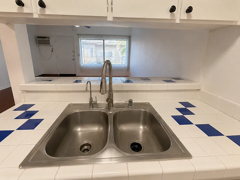 Hollyking Apartments — Photo 17