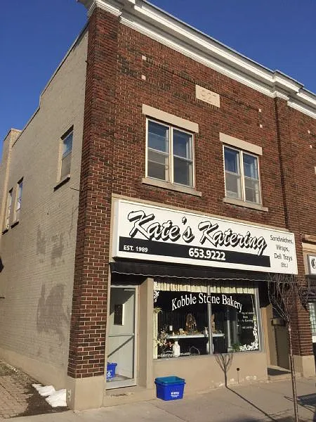 735 King St E #3