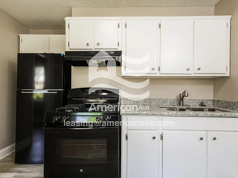 1979168_005_kitchen_13773528.jpg