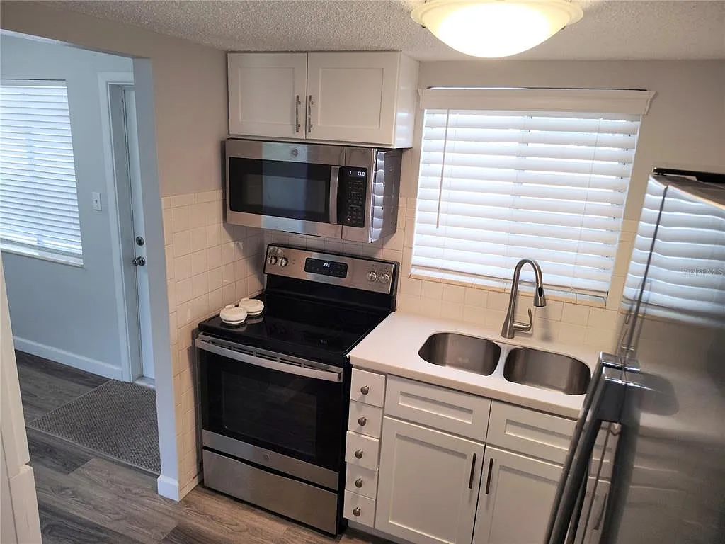 2 bed, 1.0 bath, 733 sqft, $1,200 — Photo 3