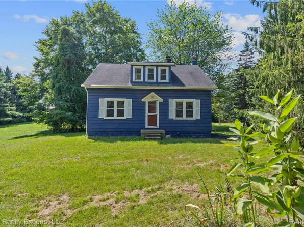 2145 Sexton Rd, Howell, MI 48843