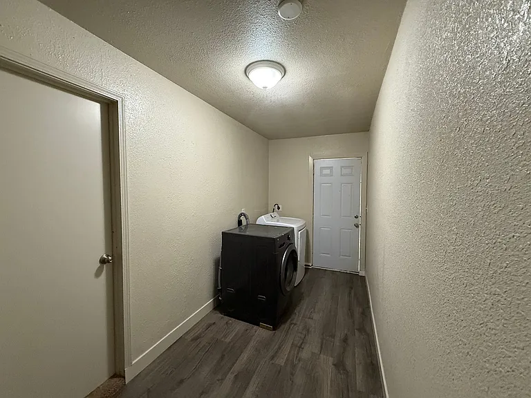 2054 Hyannis Cir — Photo 22