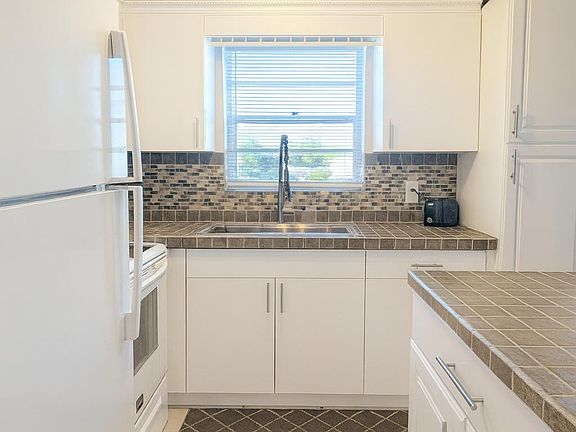 4th image of 76 Dorchester D