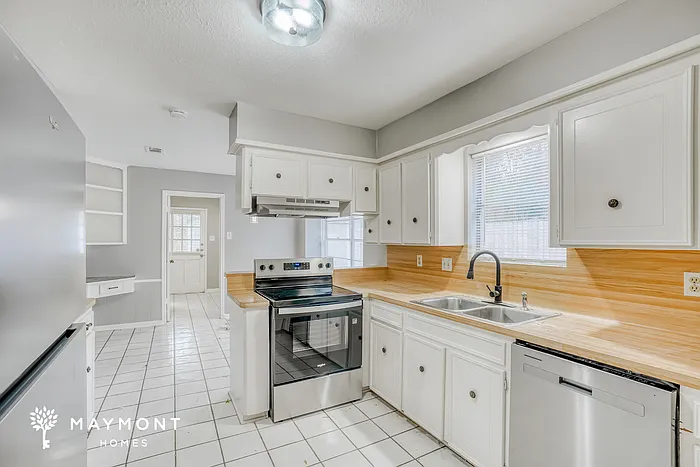 4 bed, 2.5 bath, 2339 sqft, $1,945 — Photo 4