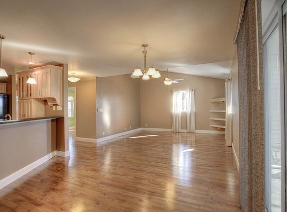 4th image of 422 N Elm Blvd