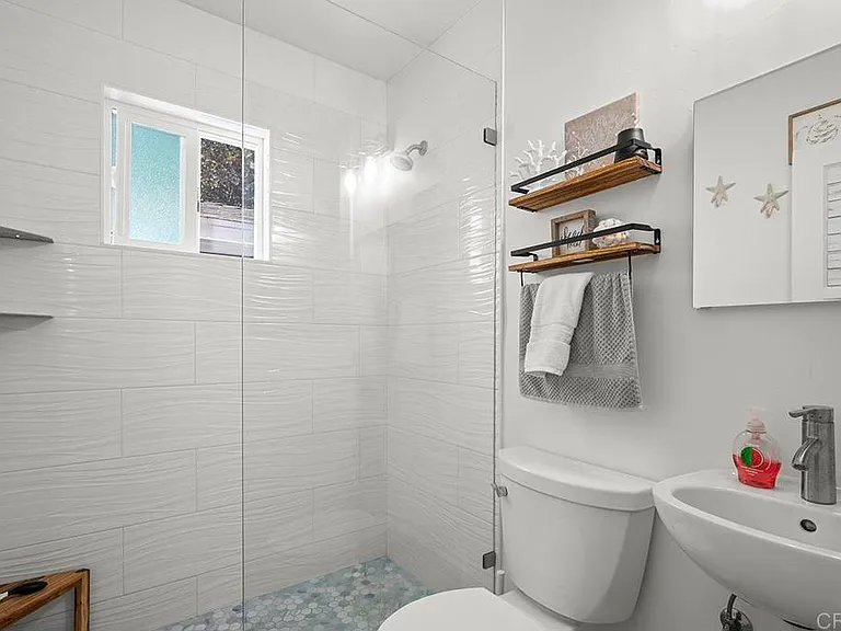 586 Del Mar Ave — Photo 9