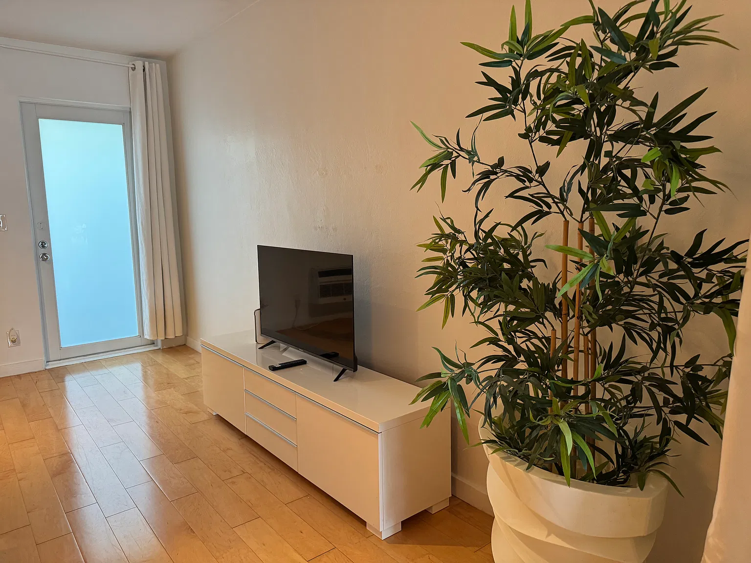 1 bed, 450 sqft, $2,250 — Photo 4
