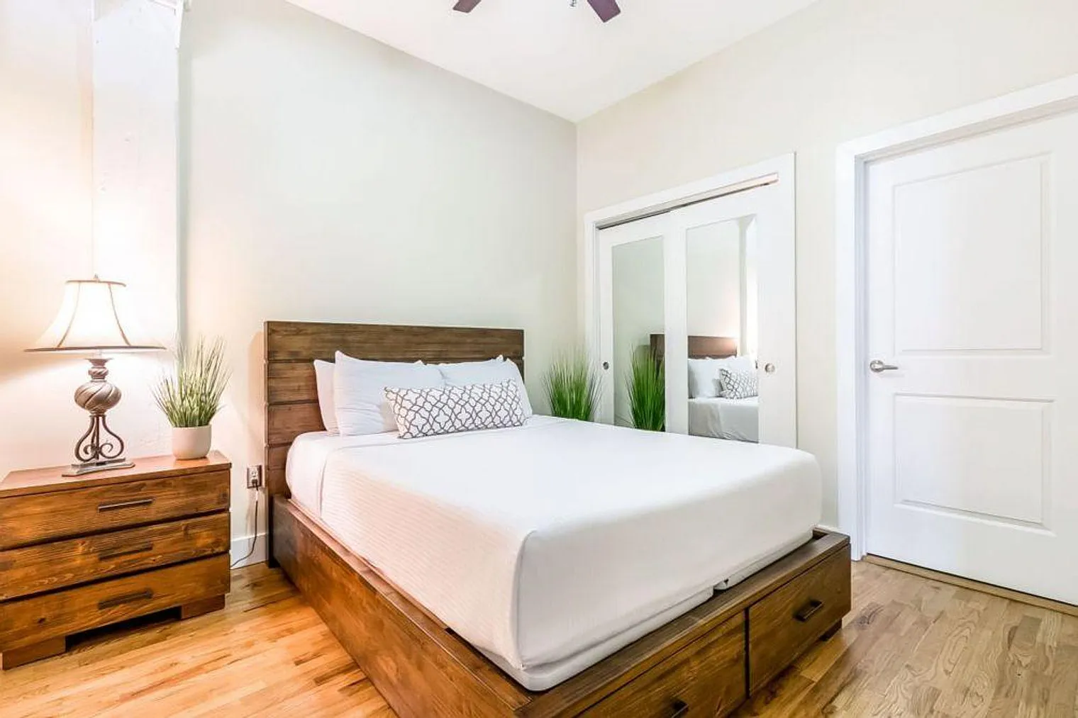1 bed, 1.0 bath, 645 sqft, $4,327 — Photo 1