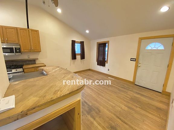 3rd image of 1070 N Knox Ct