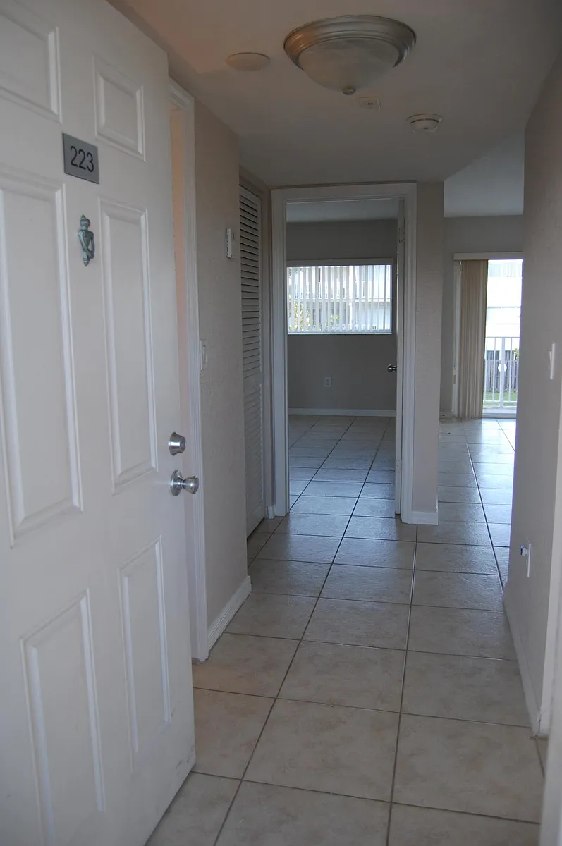 Foyer - 7725 N Kendall Dr #223