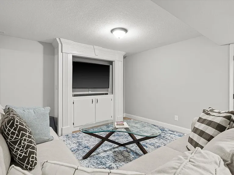 1002 N Clinton St — Photo 35