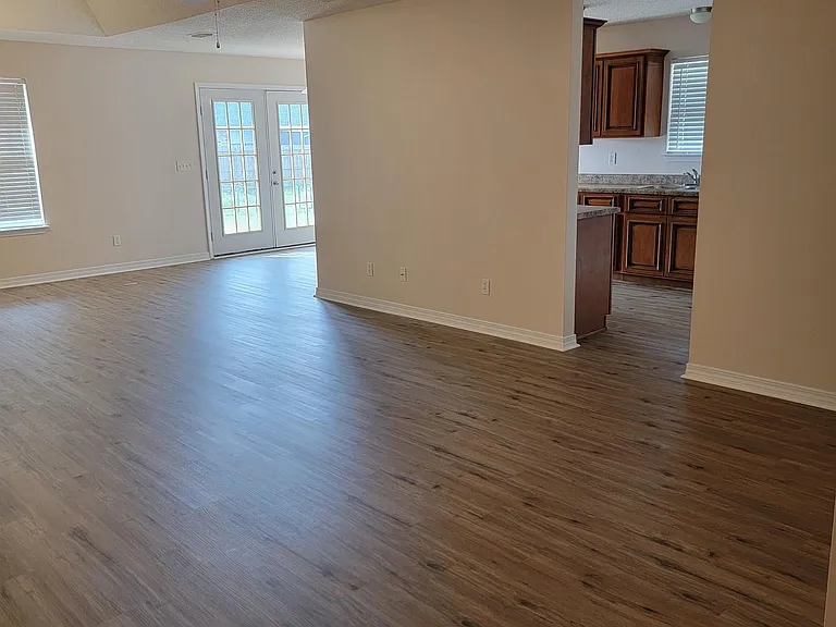 1701 Woodbridge Cir E — Photo 3