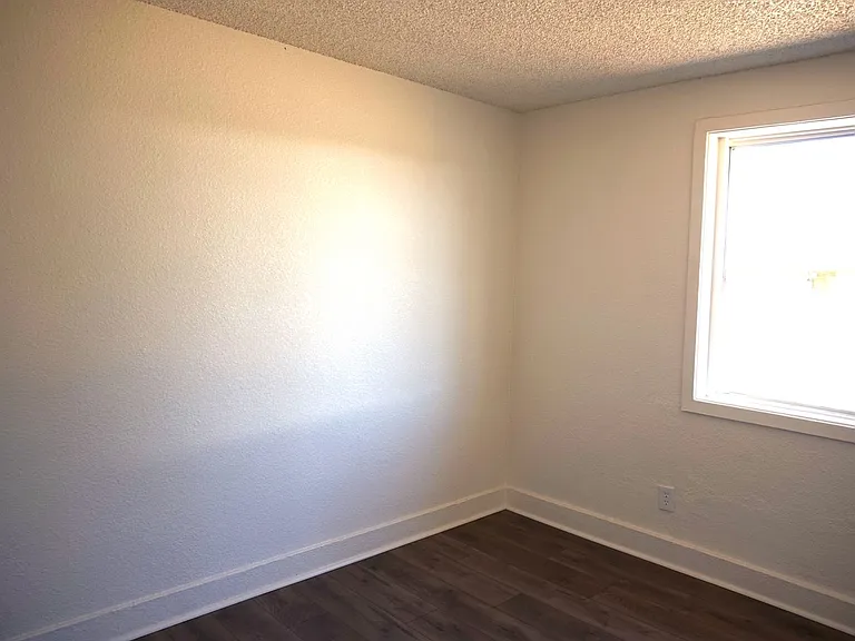 557 Graham Dr — Photo 7