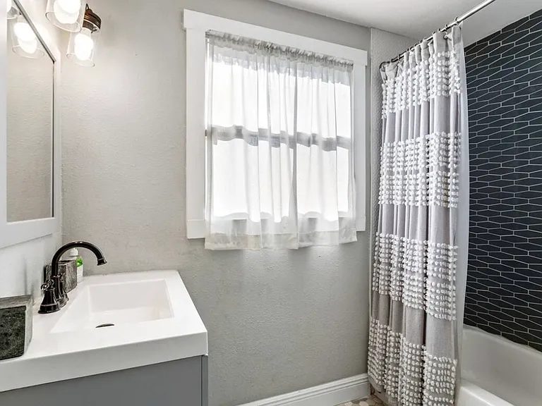 1010 E Knollwood St — Photo 14