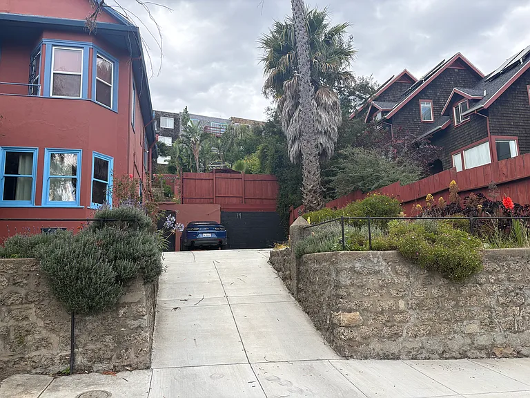 440 Holladay Ave — Photo 2