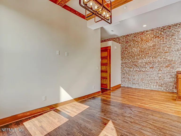 122 E Duval St — Photo 3