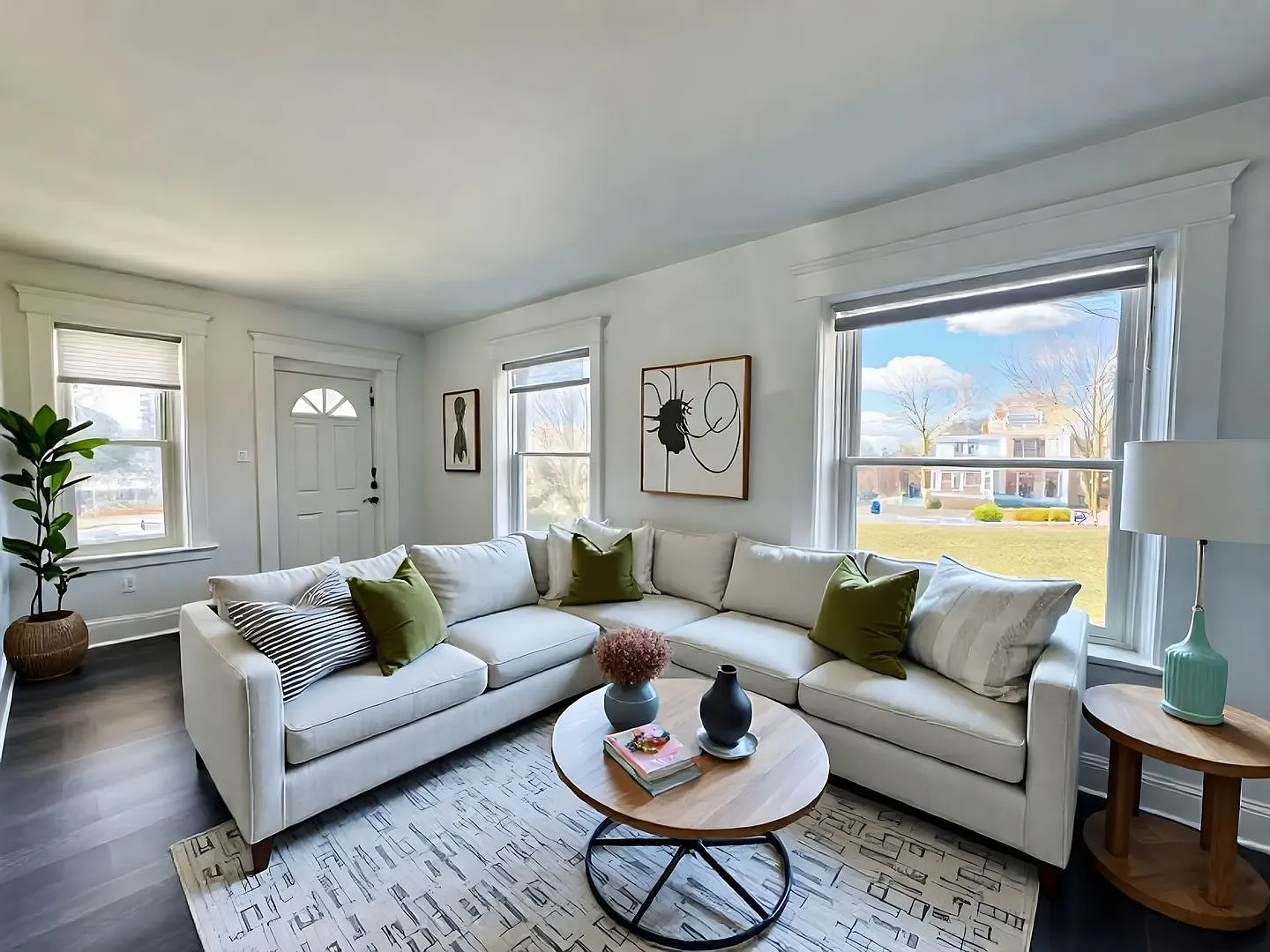 2710 Woodlawn St — Photo 1