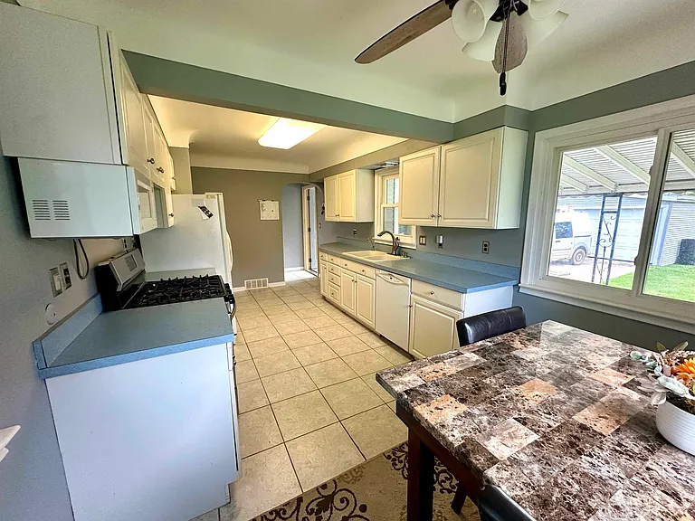 1034 Evanston Dr — Photo 3