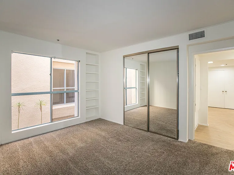 410 S Barrington Ave #205 — Photo 18