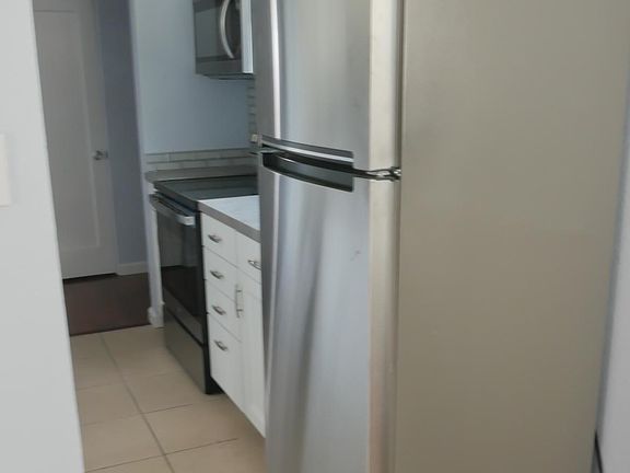 4th image of 1001 N Meade St