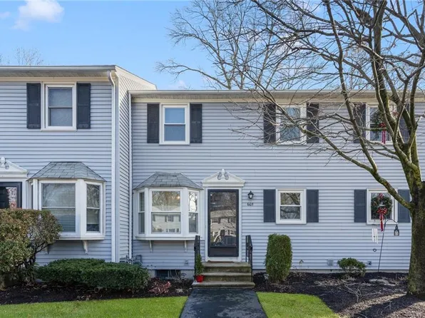 605 Woodhaven Ct, Cranston, RI 02920