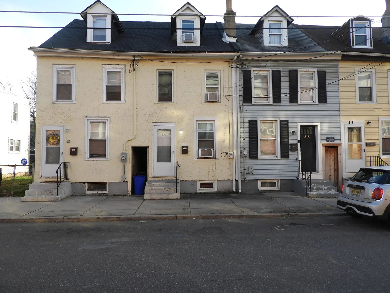4 bed, 1000 sqft, $2,600 — Photo 1