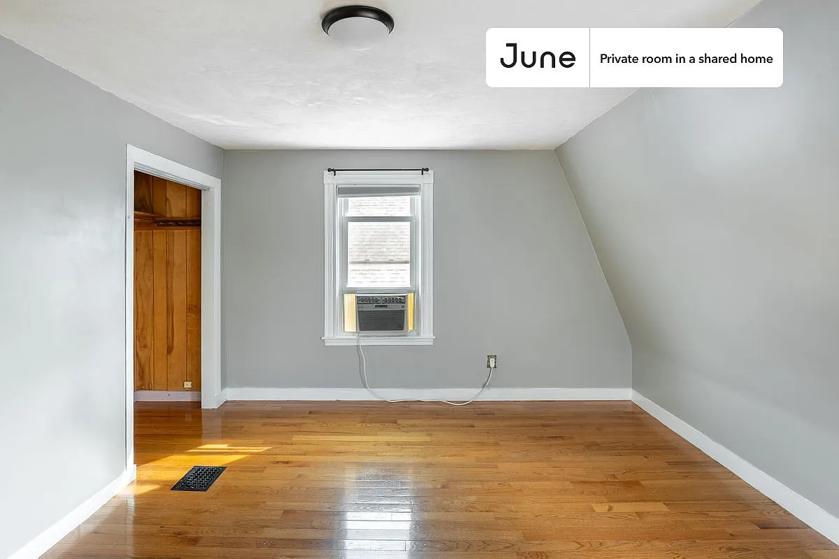 Queen bedroom in 6 bed/1.5 bath home in Somerville #1578 D — Photo 3