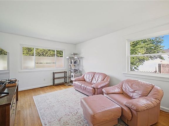 5th image of 230 Bradford Ave