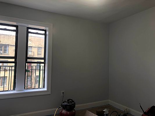 3rd image of 510 W 204th St #54
