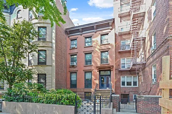 Sold by Daniel Gale Sotheby's International Realty | media 26