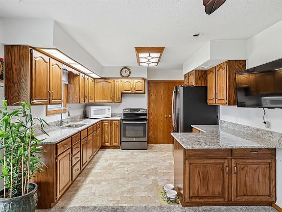 3rd image of 121 Palmer Dr