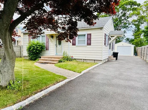 93 Franklin St, Patchogue, NY 11772