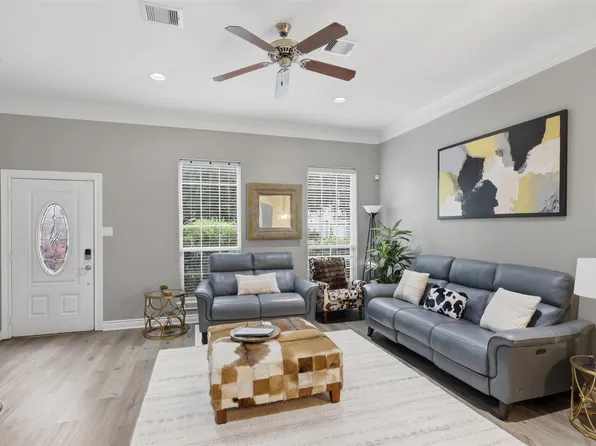 9003 Bayview Cove Dr, Houston, TX 77054