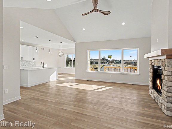 3rd image of 2878 Clivedon Rd