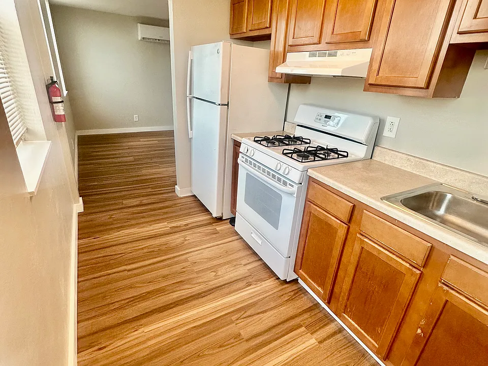 321 Ella St #11