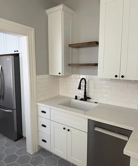 Sink/dishwasher area