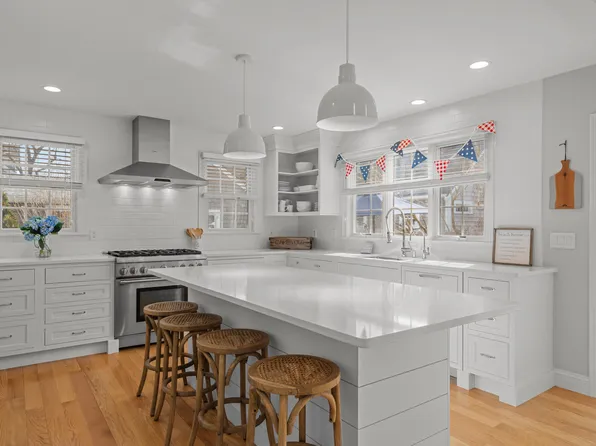 18 Hiawatha Road, Harwich Port, MA 02646