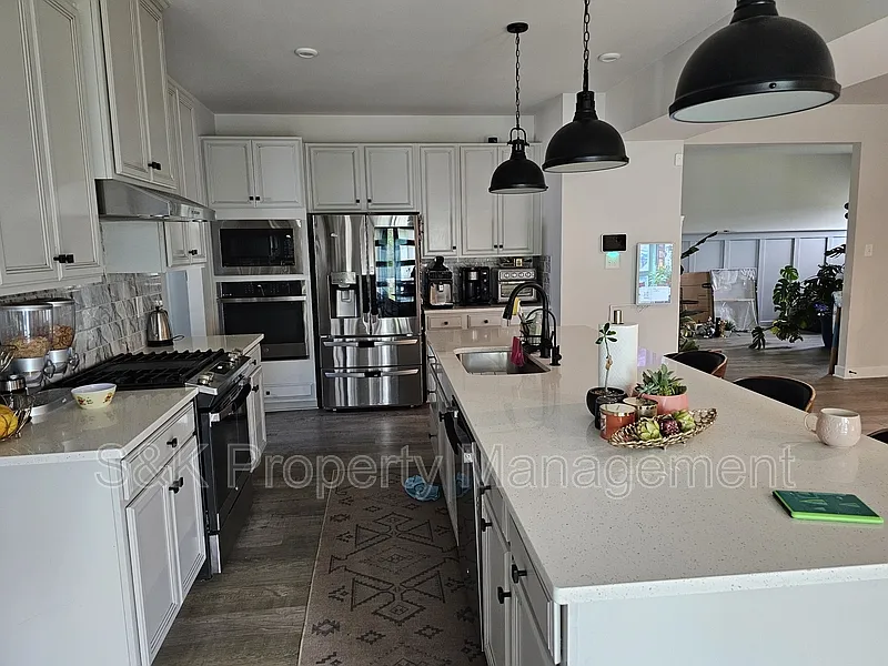 6 bed, 5.0 bath, 4413 sqft, $3,900 — Photo 4