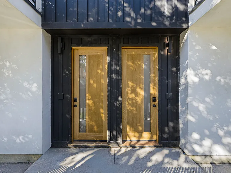 13600 Burbank Blvd — Photo 4