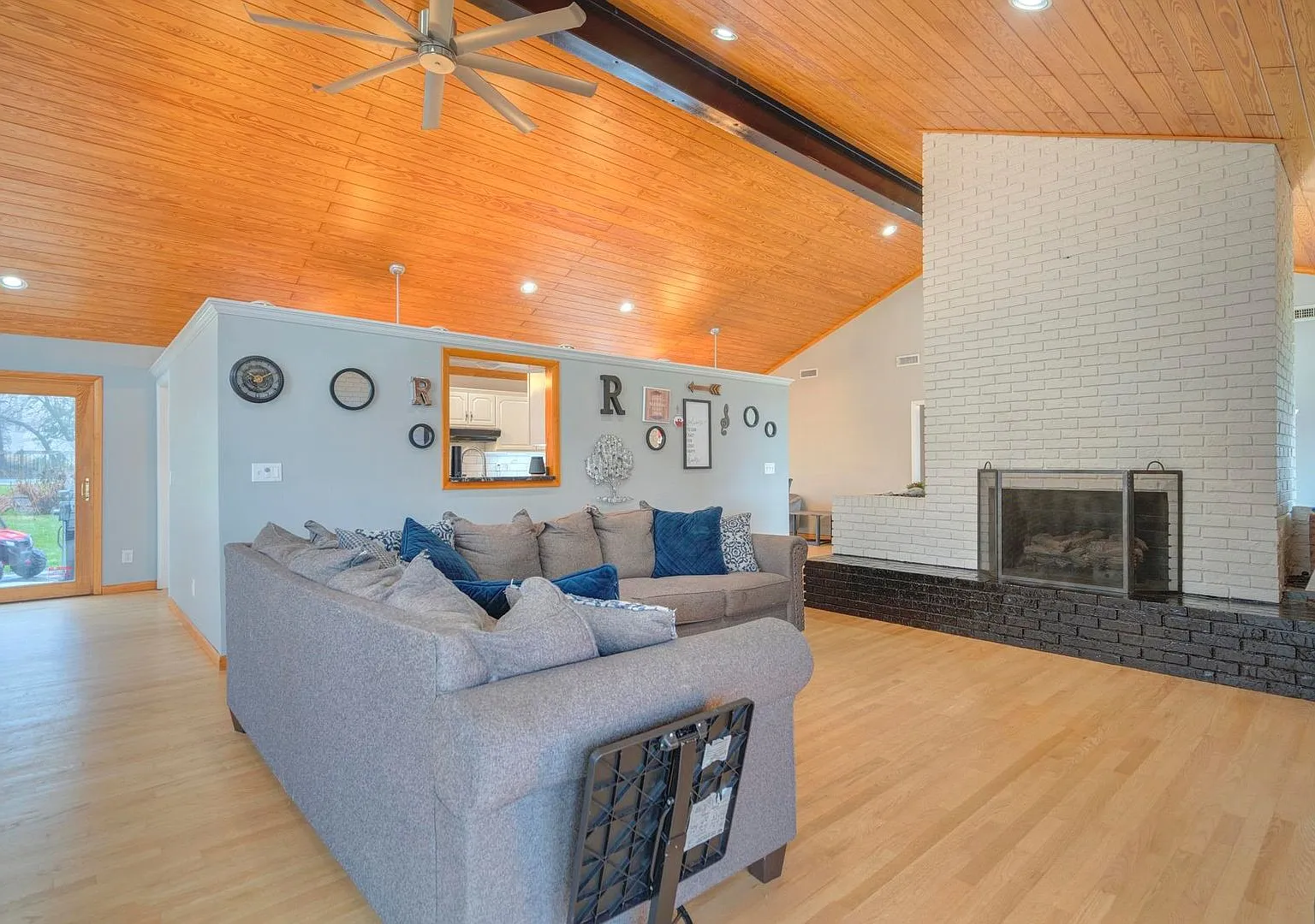Open Floor Plan Home with Fenced Yard and Excellent Location — Photo 4