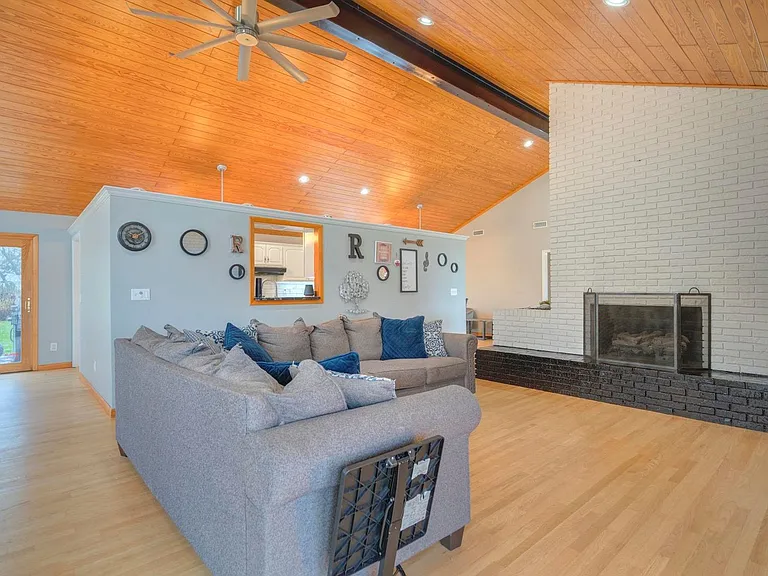202 Fincastle Dr — Photo 2