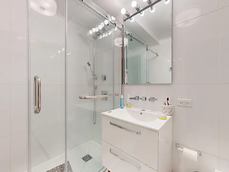 237 E 34th St #401 — Photo 13