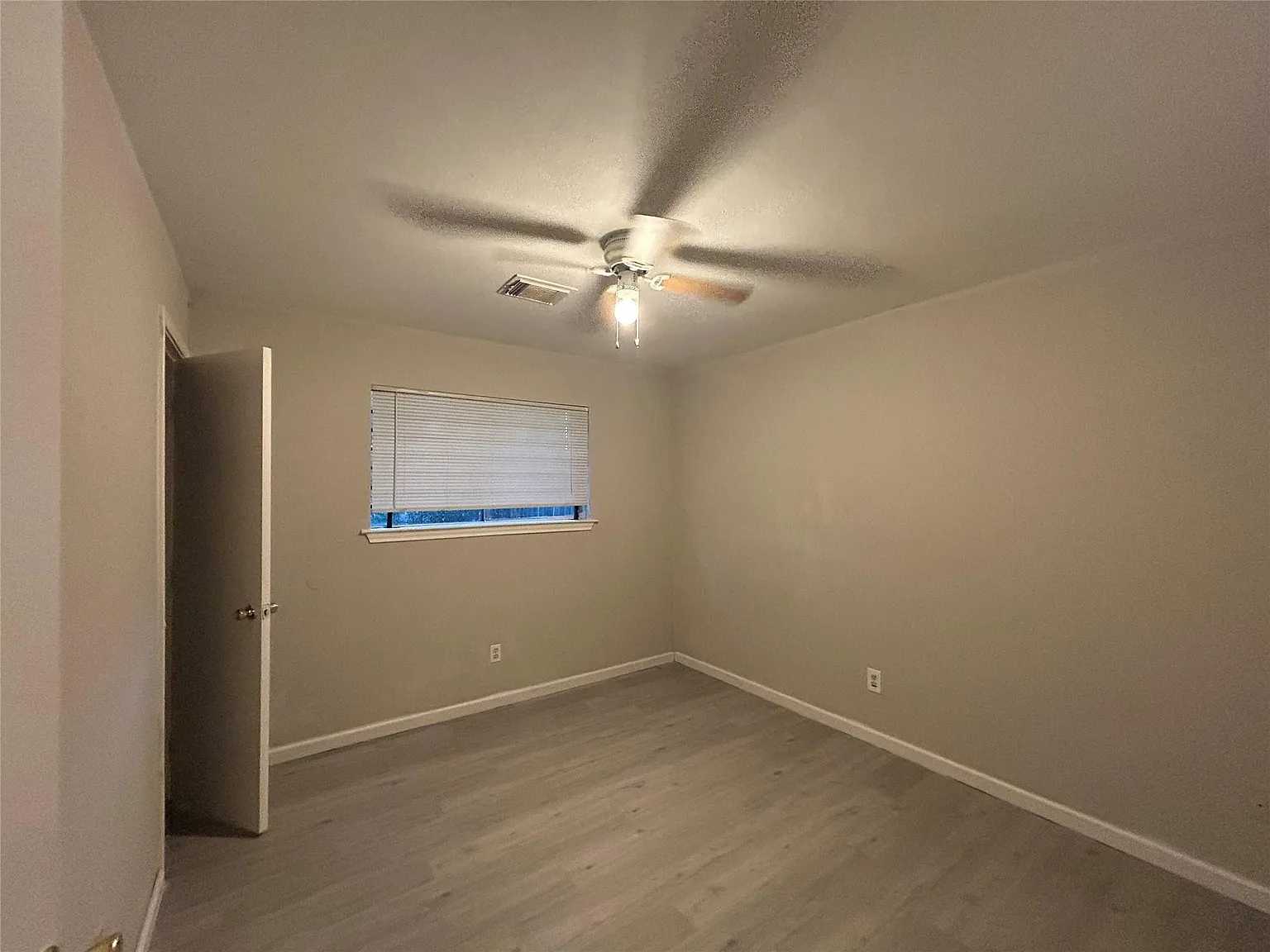 3 bed, 1.5 bath, 1328 sqft, $1,550 — Photo 3