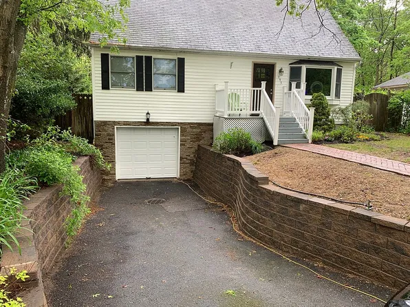 193 Parkway Dr, Calverton, NY 11933