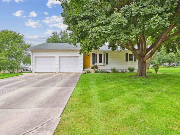 811 Iowa St, Center Point, IA 52213