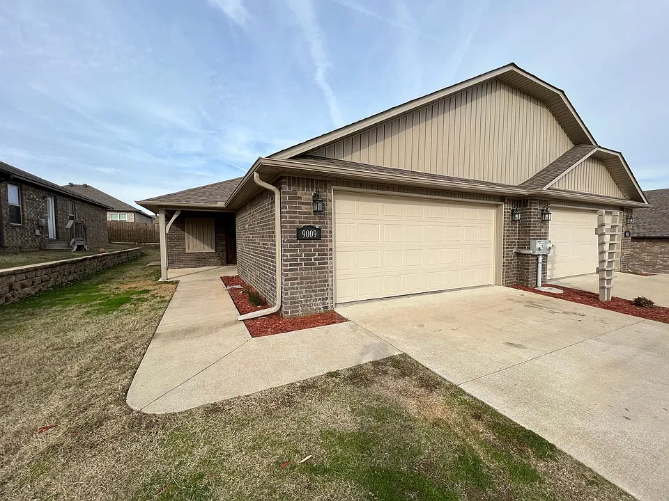 9009-9011 Sandra Way