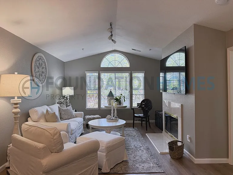 38 Bridle Path Ln — Photo 11
