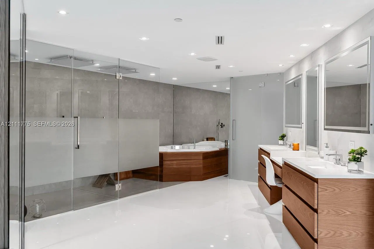Portofino Tower Condo — Photo 2